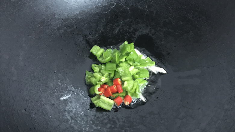 酸辣藕丁,放入切好的青红椒。