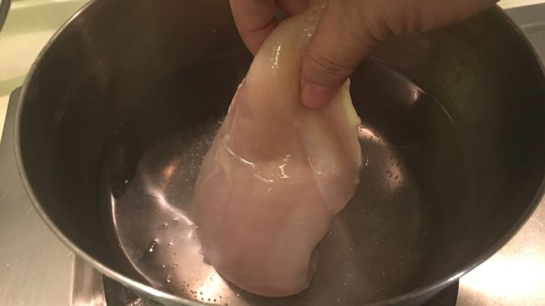 麻辣鸡丝,烧一锅水!沸腾后将鸡胸肉放入转中小火