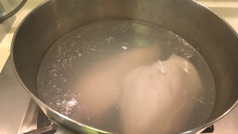 麻辣鸡丝,用慢火慢慢的将鸡胸肉煨熟!大概15分钟