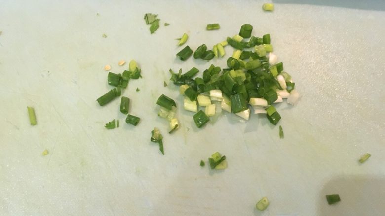麻辣鸡丝,葱洗净切末