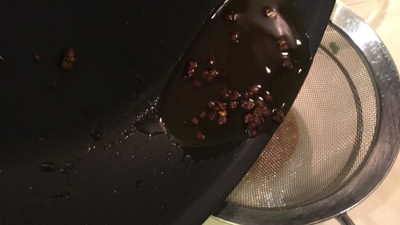 麻辣鸡丝,将爆香后的红油过滤到辣椒粉的碗里!