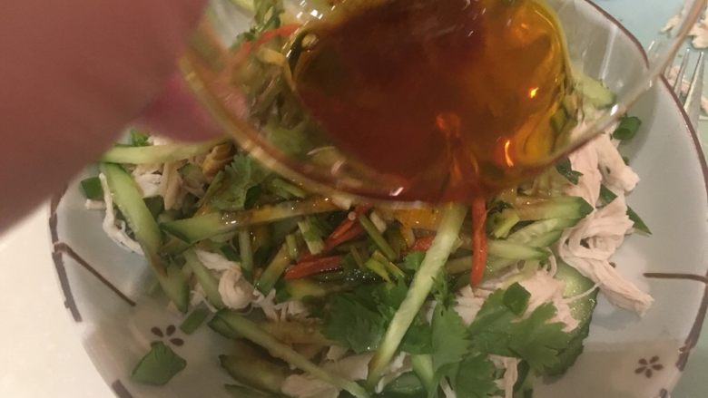 麻辣鸡丝,再淋上花椒辣椒油