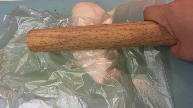 麻辣鸡丝,塑胶袋盖上,擀面棍敲打擀一擀