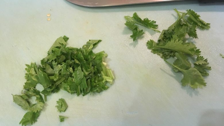 麻辣鸡丝,香菜洗净切末