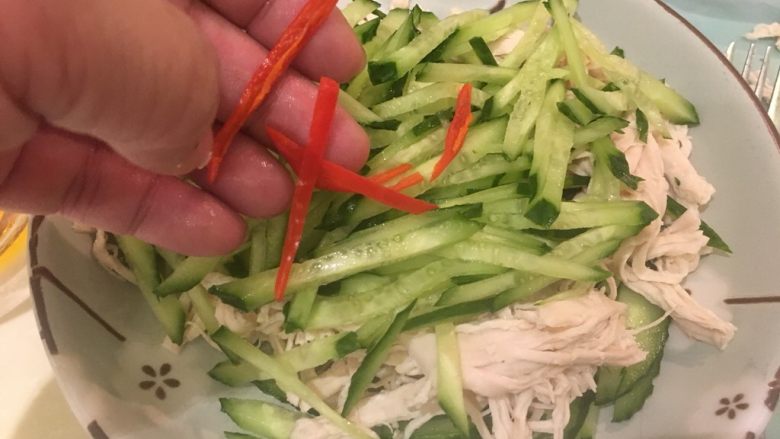 麻辣鸡丝,辣椒丝、香菜末葱末也摆上