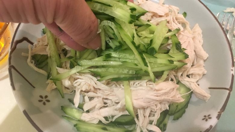 麻辣鸡丝,再叠上小黄瓜丝