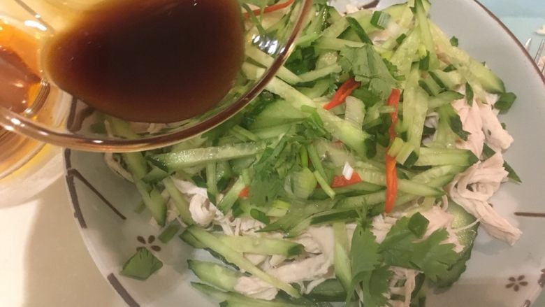 麻辣鸡丝,浇上酱油黑醋盐