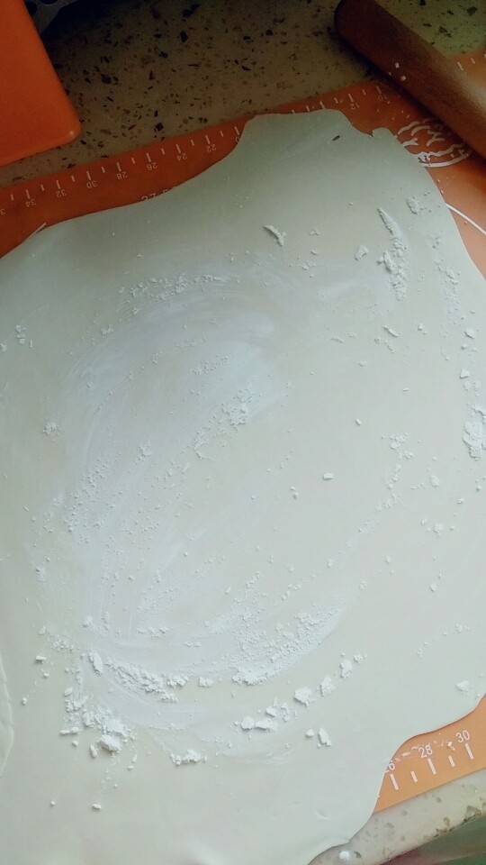 紫菜猪肉饺子(自制饺子皮),面团分两份,一份盖保鲜膜防干,一份用擀面杖擀薄,面团要撒一些面粉或玉米淀粉防粘连,擀差不多1 2㎜的样子,厚薄看个人喜欢口感擀,之所以分两份是我地方不够大,分两份好擀