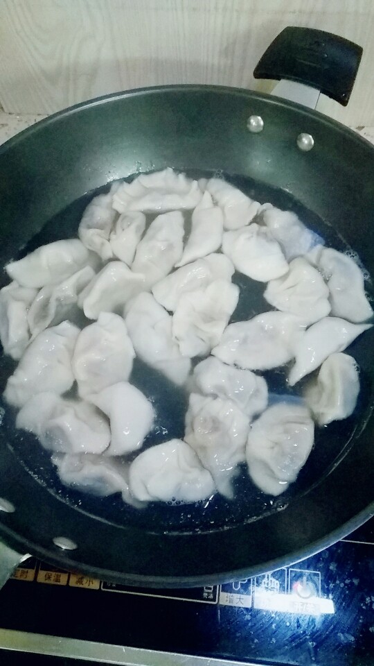 紫菜猪肉饺子(自制饺子皮),下饺子了,皮适中不容易破,我有的太薄了,就煮破了,比外面卖的还有嚼劲