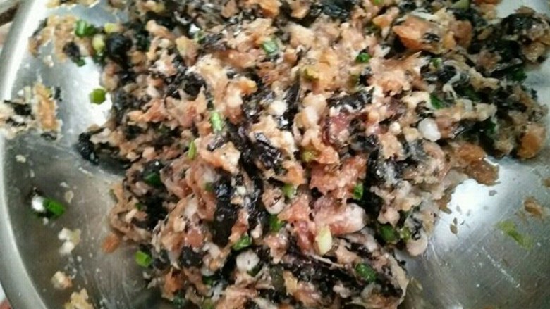 紫菜猪肉饺子(自制饺子皮),醒面的过程可以和馅,猪肉放入所有调味料混合均匀,<a style='color:red;display:inline-block;' href='/shicai/ 273'>紫菜</a>用一点水弄湿,稍微弄湿就可以,肉馅也有水分会只有一点,放一旁备用,等面醒好后再放葱花