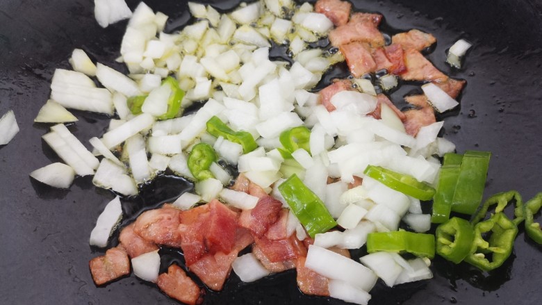 宝宝餐贝壳面,翻炒几下之后再加入洋葱,青椒和培根。