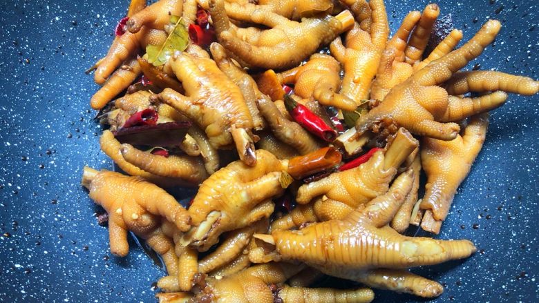 麻辣鸡爪,接下来可以开大火收汁了,要用锅铲一直翻炒哦,这样入味比较均匀