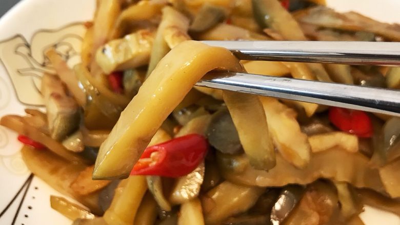 油爆榨菜,上碟,非常好吃,我可以吃两大碗饭。 🍚🍚