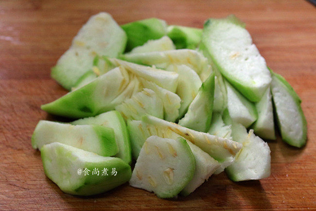 午餐肉蔬菜鸡蛋面条,<a style='color:red;display:inline-block;' href='/shicai/ 57'>丝瓜</a>去皮洗净,切滚刀块