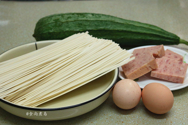 午餐肉蔬菜鸡蛋面条,备好食材，蔬菜和肉类随意搭配，小编是家里有什么就拿起来煮了它，图个快速方便，当然要遵循食材易熟的原则