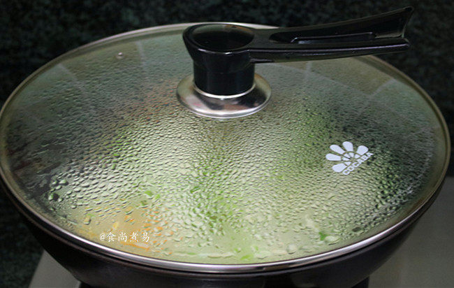 午餐肉蔬菜鸡蛋面条,遮上锅盖,大火煮至丝瓜绵软