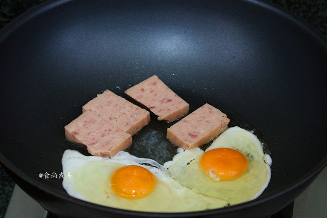 午餐肉蔬菜鸡蛋面条,准备一个炒锅，烧热后倒入食用油，放入<a style='color:red;display:inline-block;' href='/shicai/ 427'>午餐肉</a>和<a style='color:red;display:inline-block;' href='/shicai/ 9'>鸡蛋</a>