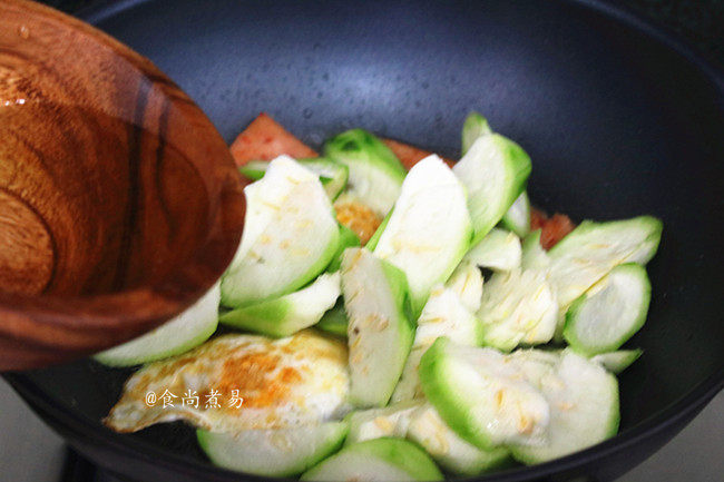 午餐肉蔬菜鸡蛋面条,再将丝瓜放入锅中,倒入1大碗的高汤或清水
