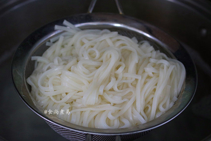 午餐肉蔬菜鸡蛋面条,将煮好的面条捞起,过一下凉水,放进碗里