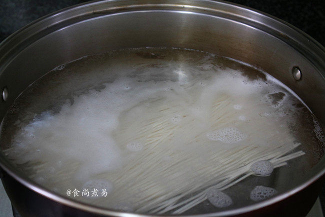 午餐肉蔬菜鸡蛋面条,烧开半锅水,水沸腾时将<a style='color:red;display:inline-block;' href='/shicai/ 537'>挂面</a>放入锅中,不要立刻去翻动面条,大火煮片刻它自动会浮起来,而且在高温的水里会自然翻滚