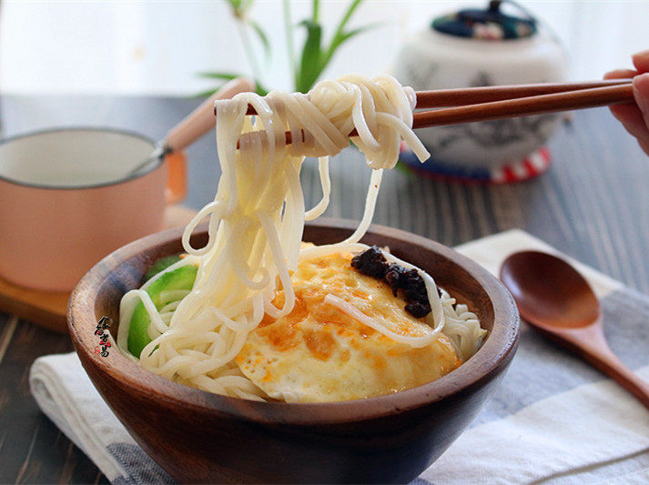 午餐肉蔬菜鸡蛋面条,加一小汤匙<a style='color:red;display:inline-block;' href='/shicai/ 9381'>香菇酱</a>或辣椒酱,拌着吃,真过瘾!