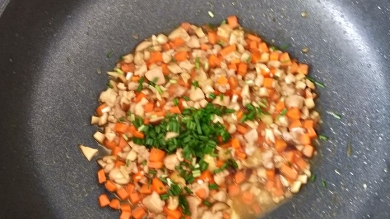 胡萝卜香菇炒鸡丁,出锅前放入葱花和一点点盐,翻炒均匀即可。
