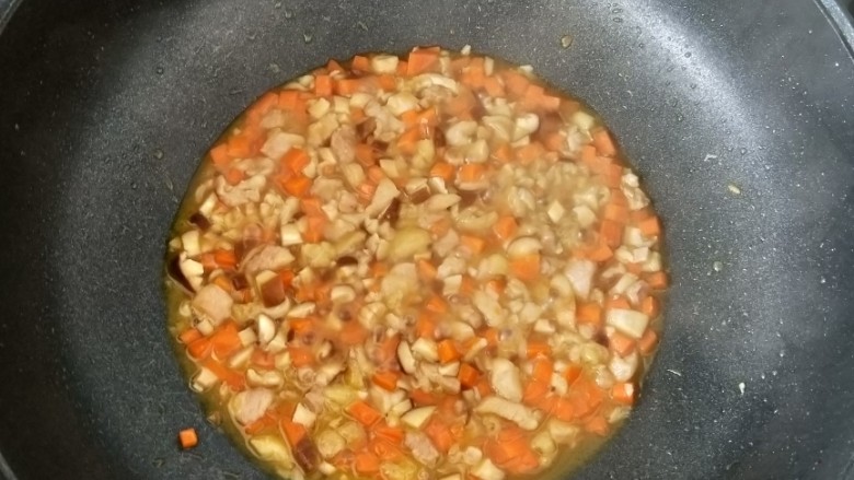 胡萝卜香菇炒鸡丁,然后加入适量开水和适量耗油,焖两分钟左右。