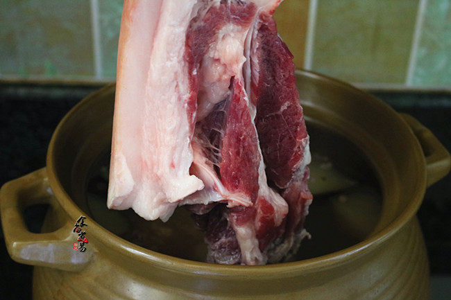 冬瓜薏仁猪肉汤,将猪肉洗净,整块放入汤锅中,切记猪肉不可太早放入汤里,煲的时间太长口感老而柴,再次遮上锅盖,大火煲20分钟左右;