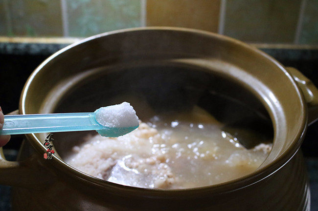冬瓜薏仁猪肉汤,调入盐,搅拌均匀;