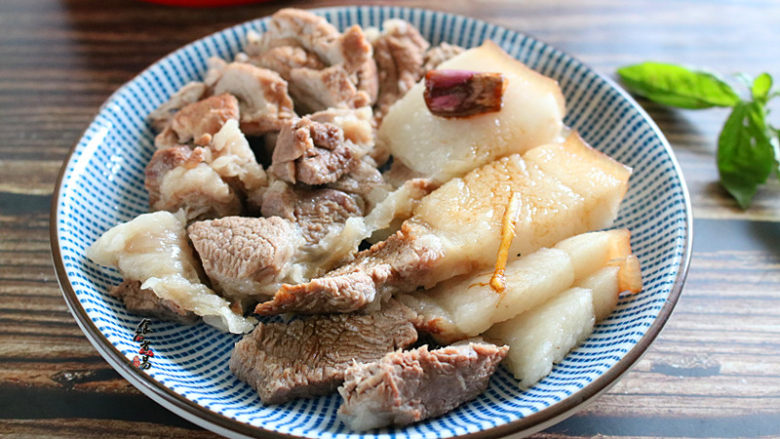 冬瓜薏仁猪肉汤,将猪肉切成片,用碟子盛起;