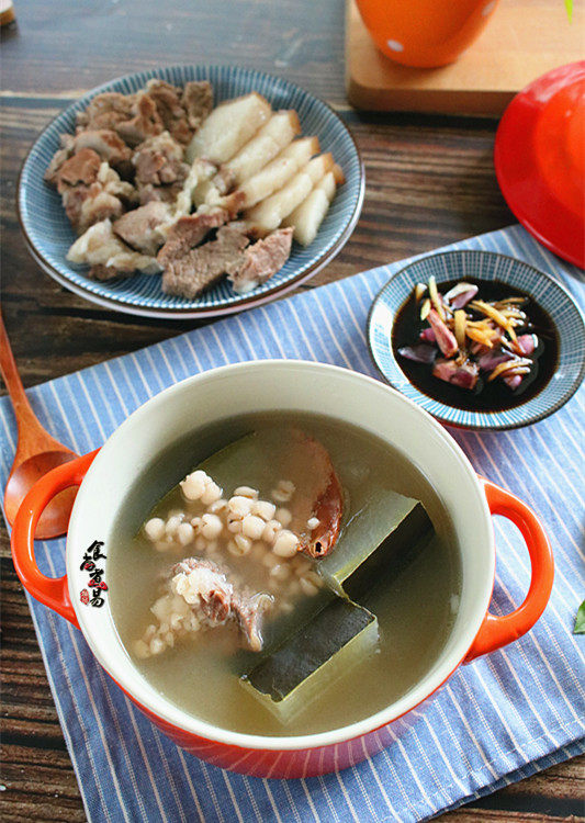冬瓜薏仁猪肉汤,蘸料吃,口感鲜香嫩滑,比红烧的还好吃,类似白切鸡的鲜香。汤水用隔油壶过滤一遍,即可饮用;