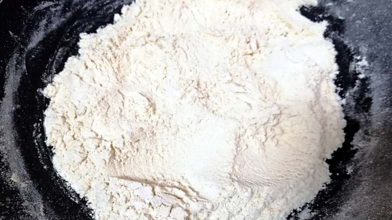 五仁馅,平底锅烧热,倒入面粉小火炒熟(炒至面粉微微发黄,有面香味散发出来就熟了),另起炒锅同时烧好油晾凉备用。