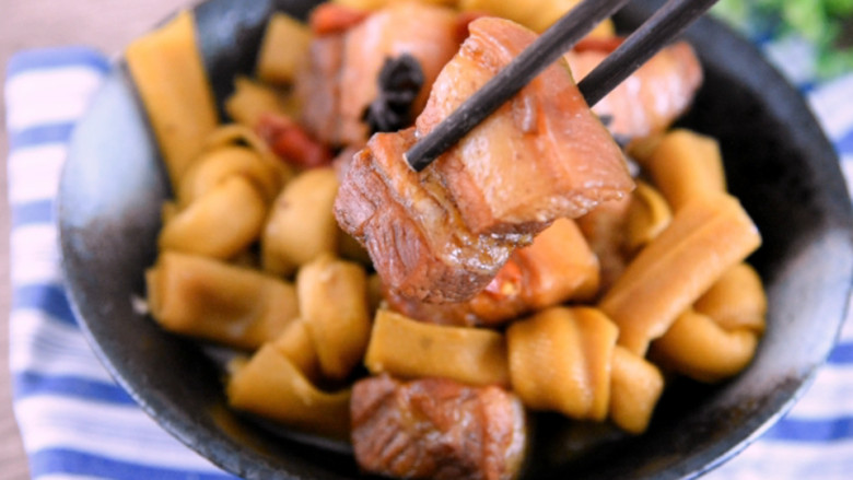 肉质口感嫩滑，酥烂而形不散，一荤一素——百叶红烧肉