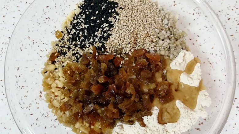 五仁馅,除了白砂糖以外的所有食材一起放在大一点的盆里搅拌均匀(我是带一次性手套抓的)。