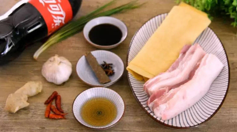 肉质口感嫩滑，酥烂而形不散，一荤一素——百叶红烧肉,·食材·



<a style='color:red;display:inline-block;' href='/shicai/ 9148'>百叶</a>   180g、<a style='color:red;display:inline-block;' href='/shicai/ 428'>五花肉</a>   400g、<a style='color:red;display:inline-block;' href='/shicai/ 3250'>葱</a>   15g

<a style='color:red;display:inline-block;' href='/shicai/ 37'>姜</a>    5g、蒜   5g、<a style='color:red;display:inline-block;' href='/shicai/ 86474'>干辣椒</a>    3g

<a style='color:red;display:inline-block;' href='/shicai/ 911'>可乐</a>    250g、盐    2g、<a style='color:red;display:inline-block;' href='/shicai/ 710'>桂皮</a>   2g

<a style='color:red;display:inline-block;' href='/shicai/ 695'>八角</a>   2g、<a style='color:red;display:inline-block;' href='/shicai/ 788'>生抽</a>    15g、<a style='color:red;display:inline-block;' href='/shicai/ 718'>料酒</a>    15g

