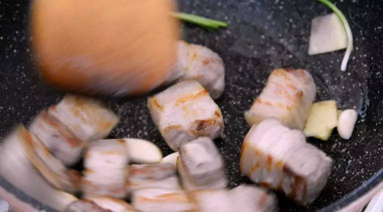 肉质口感嫩滑,酥烂而形不散,一荤一素——百叶红烧肉,将肉推至一边,再下葱姜蒜爆香