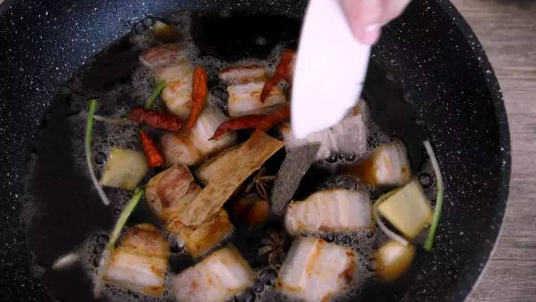 肉质口感嫩滑,酥烂而形不散,一荤一素——百叶红烧肉,接着倒入料酒、生抽、桂皮、八角、干辣椒、葱结