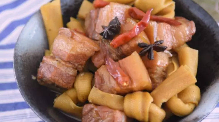 肉质口感嫩滑,酥烂而形不散,一荤一素——百叶红烧肉,赶快来尝试下吧