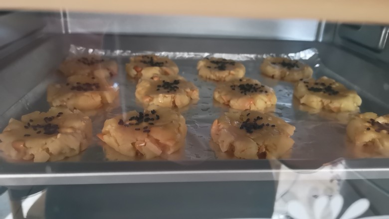 桃酥之花生酥,放入预热好的烤箱中,上下火150度16分钟
