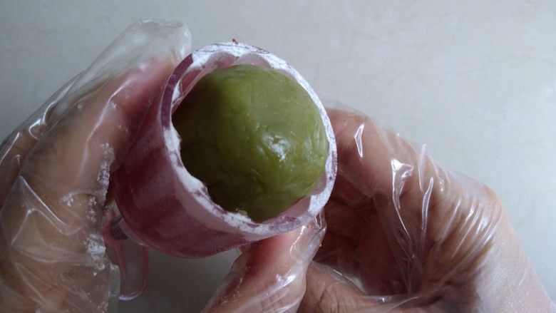 果蔬桃山月饼,50克法焙客月饼模在面粉里按压一下,再抖去多余的面粉,将月饼圆坯放入