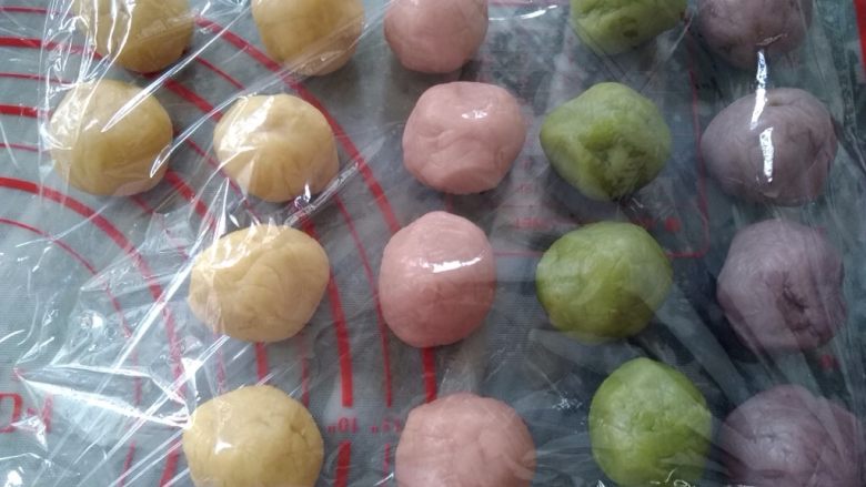 果蔬桃山月饼,分成每个25克的桃山皮,搓圆,一共18个,各种颜色剩下的芸豆泥也别浪费,可以搓成多色,再做多一个。馅料同样分成25克/个,搓圆