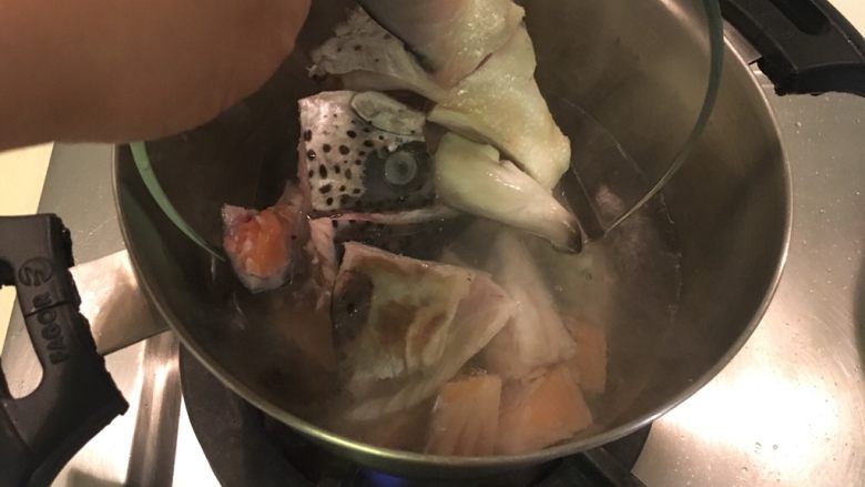 味增鲑鱼锅,将鱼块放进烧开的热水里,直到鱼肉变白