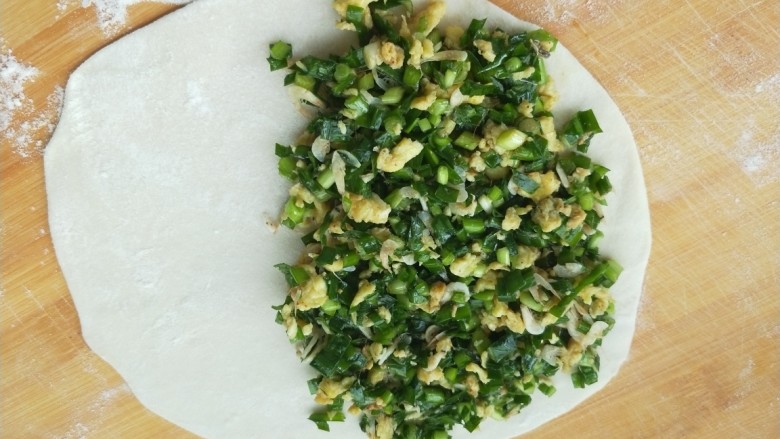 韭菜盒子,将醒发好的面团揉好，纠成近三个饺子皮大小的面团，擀成薄皮将馅料放到半面
