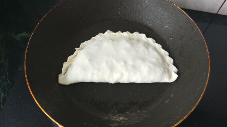 韭菜盒子,平底锅稍热加油将做好的盒子放入平底锅小火慢煎