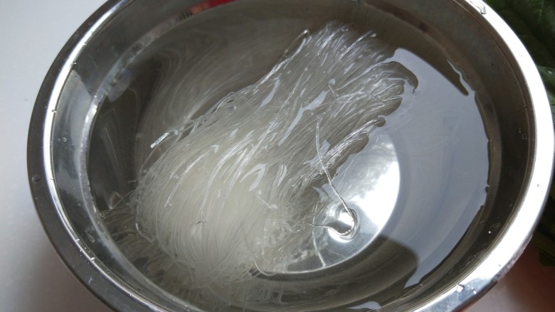 新文美食 菠菜凉拌粉丝,<a style='color:red;display:inline-block;' href='/shicai/ 523'>粉丝</a>提前用冷水泡一小时。