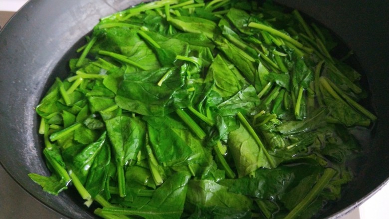新文美食 菠菜凉拌粉丝,锅中放入适量水烧开,放入菠菜焯水一分钟。