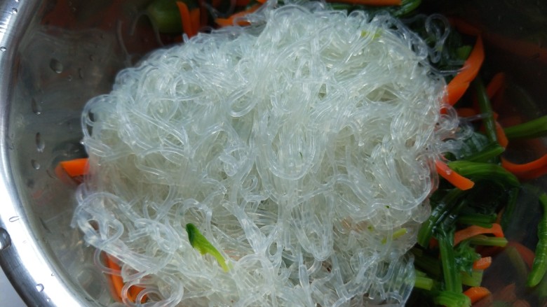 新文美食 菠菜凉拌粉丝,粉丝也倒入锅烫一下水捞出来过凉,倒入盆中。