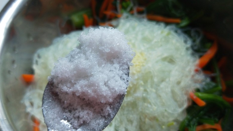 新文美食 菠菜凉拌粉丝,加入适量<a style='color:red;display:inline-block;' href='/shicai/ 3729'>白糖</a>。