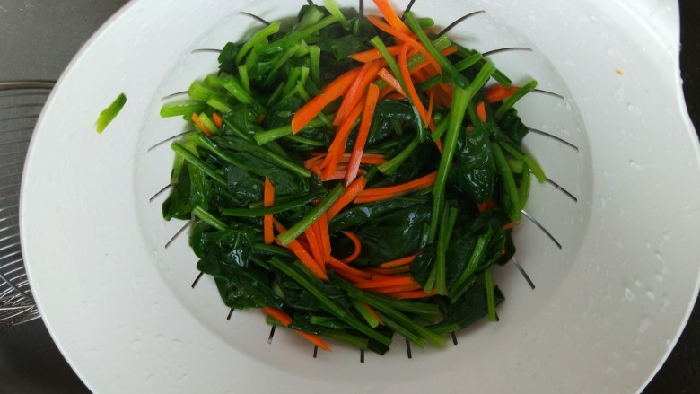 新文美食 菠菜凉拌粉丝,倒入漏筐用冷水冲凉。