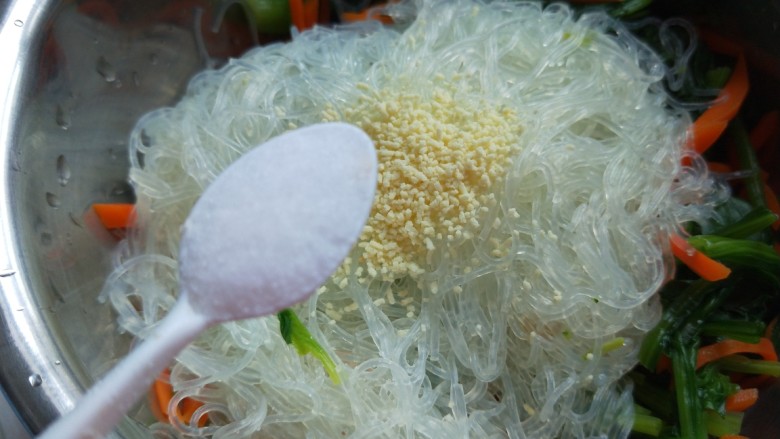 新文美食 菠菜凉拌粉丝,加入适量盐。
